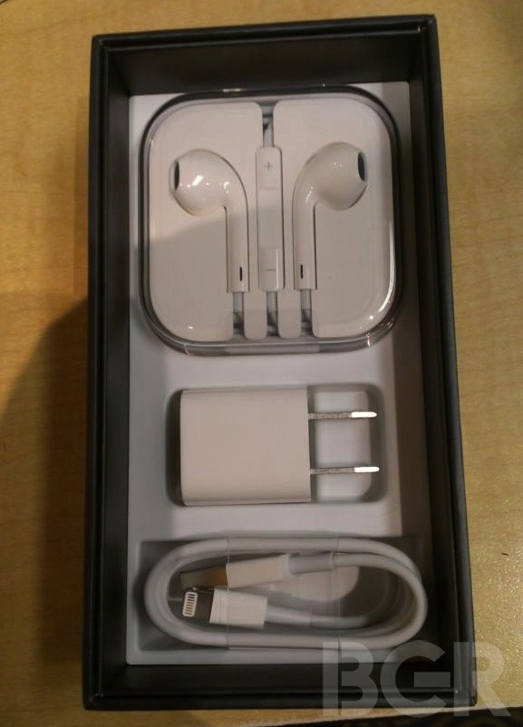 photo of First iPhone 5 reportedly unboxed, packaging similar to iPhone 4S image