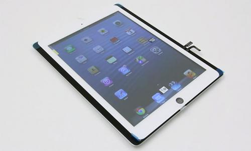 photo of Supposed 'iPad 5' casing and digitizer compared with 4th-gen model in video image