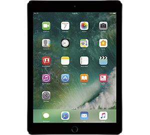 photo of Actor Orlando Bloom stops play because of audience member just holding an iPad image