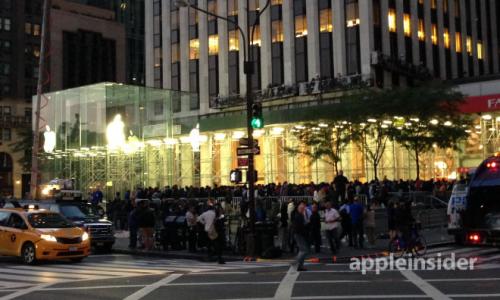 photo of Apple's iPhone 5s and 5c draw massive crowds on launch day image