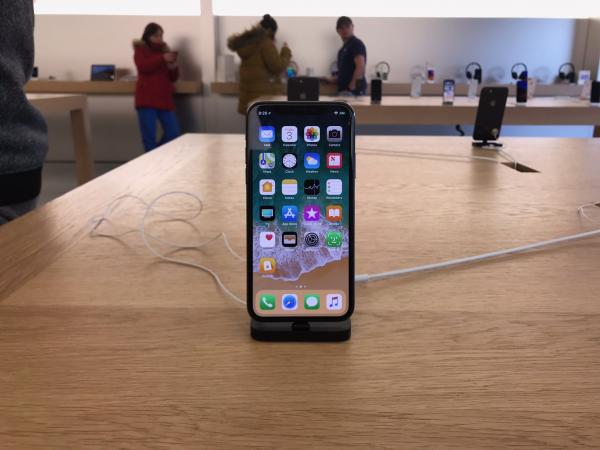 photo of iPhone X launch day Apple Store queues drastically different from iPhone 8 image