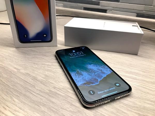 photo of Early Adopters Unbox iPhone X and Share Overwhelmingly Positive First Impressions image
