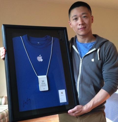photo of Former Apple employee Sam Sung auctioning off his business card for charity image