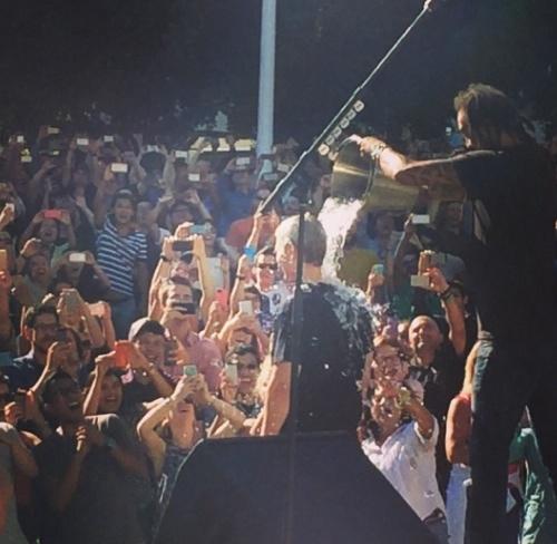 photo of Apple CEO Tim Cook, Phil Schiller Take On 'Ice Bucket Challenge' to Promote Awareness for ALS image