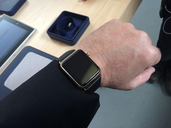 photo of Gold Apple Watch looks great on my wrist. If only I could turn it on. image
