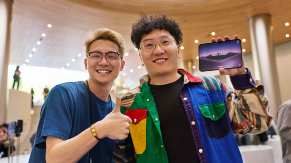 iPhone Duo arrives at Apple Retail Stores worldwide