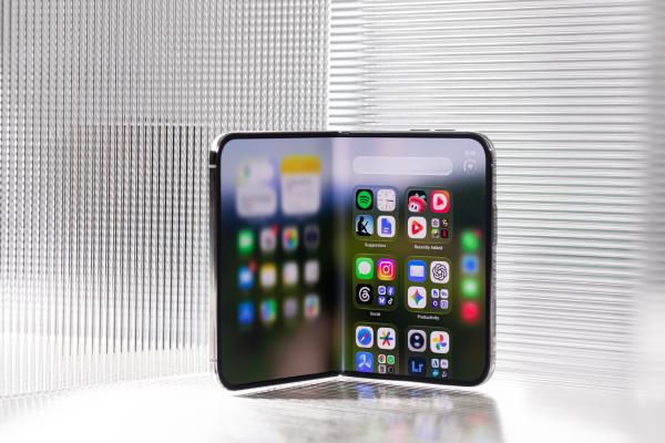 The Verge’s Duo Review: ‘Apple’s Folding Phone Is a Messy,&hellip;