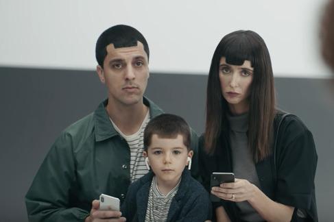 photo of Samsung knocks Apple's notch, record iPhone earnings, Huawei on the rise - Apple's July 2018 in review image