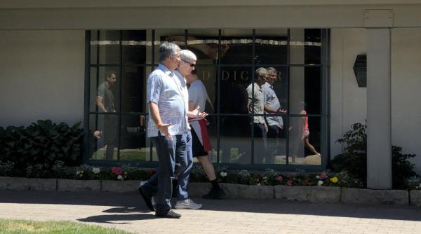 photo of Tim Cook, Eddy Cue exposed to coronavirus at birthday party image