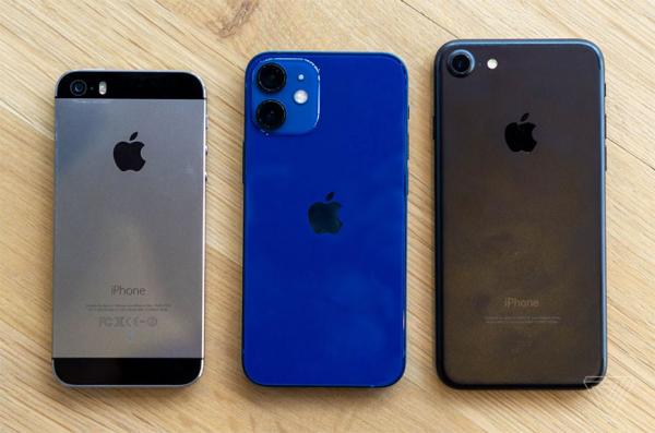 photo of First iPhone 12 mini, iPhone 12 Pro Max hands-on videos illustrate vast size difference image