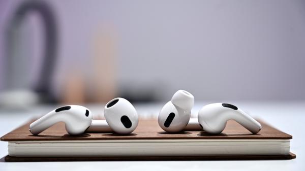 photo of Apple quietly improved call audio quality on AirPods Pro, AirPods 3 image