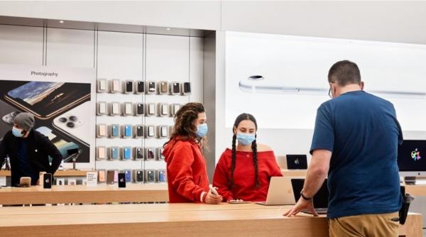 Apple reinstates retail employee mask…
