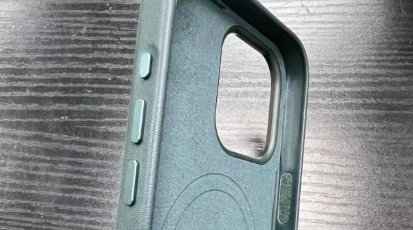 photo of iPhone 15 Ultra case photos leak shows rumored 'Action' button image