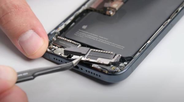 photo of iPhone 15 Pro Max teardown reveals few internal changes, digs at repairability image