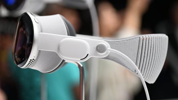 photo of Heavy Apple Vision Pro leads Apple to lighten future headsets image