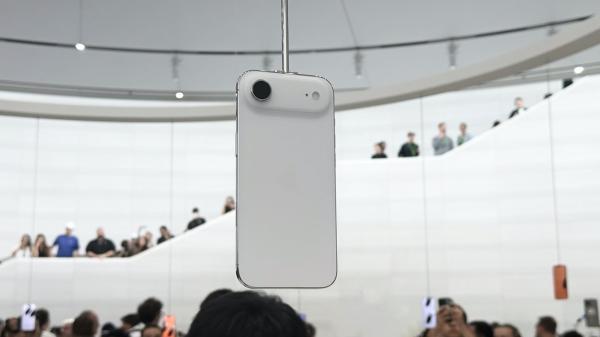 photo of Apple exec likes that customers will struggle to choose between iPhone Air & Pro image