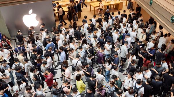 photo of iPhone 17 buyers pack Apple Stores worldwide image