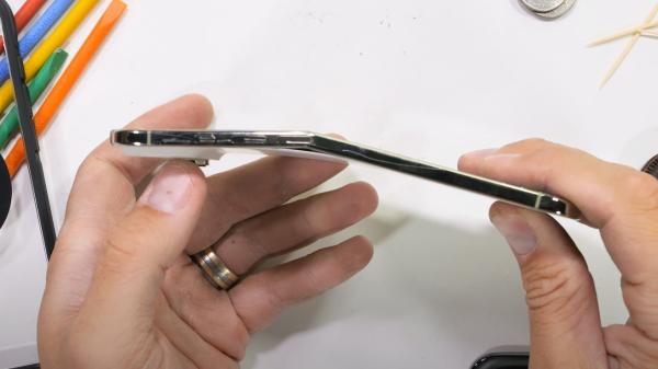 photo of iPhone Air avoids 'bendgate' in YouTube destruction 'test' image