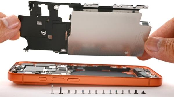 photo of iPhone 17 Pro teardown reveals vapor chamber, explains scratches image