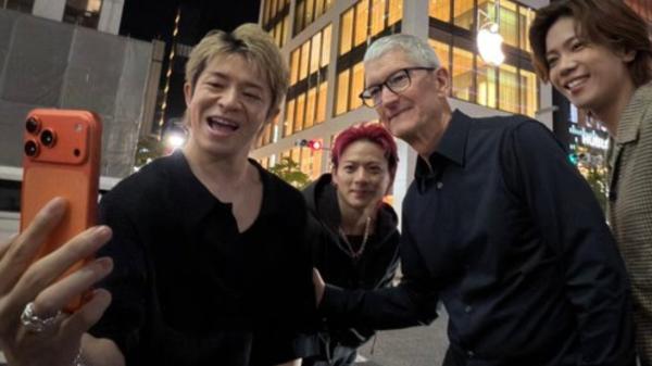 photo of Tim Cook visits Japan for opening of Apple Ginza image