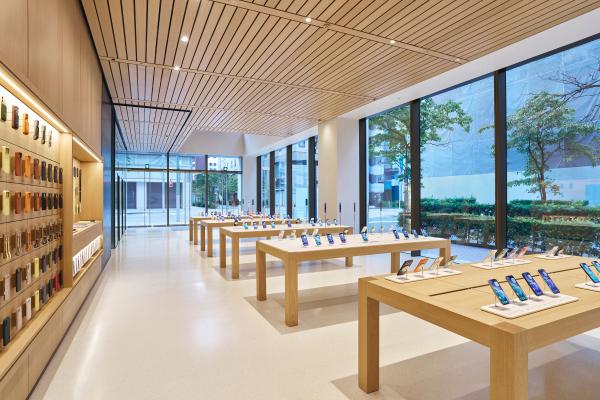 photo of Here’s how Apple Stores are combating iPhone 17 scratches image