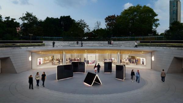 Giant iPhone Duo Displays Coming to…