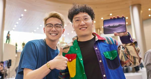 iPhone Duo arrives at Apple Store&hellip;