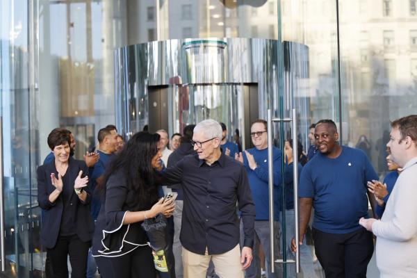 photo of Apple execs celebrate iPhone 17, iPhone Air, and more at Fifth Avenue store image