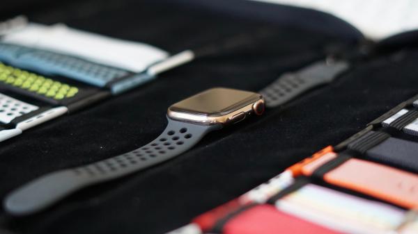 photo of Apple Watch Series 4, band variety, and the history of gold image