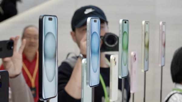 photo of Hands-on: iPhone 15 and iPhone 15 Plus in every color image