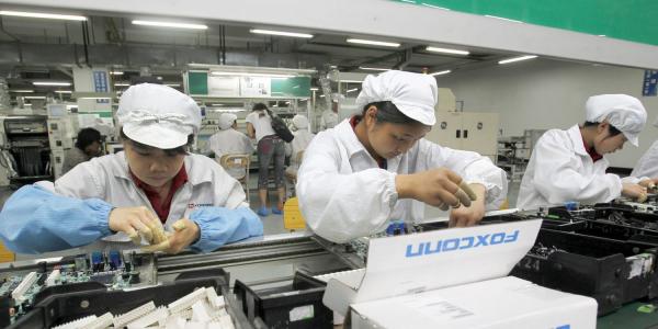 photo of Foxconn halts iPhone factory operations in China due to COVID lockdown image