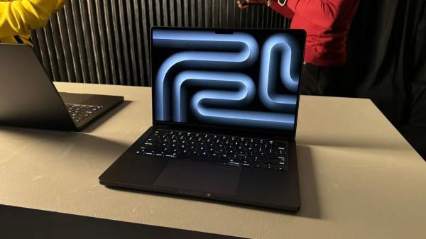photo of Space Black MacBook Pro With Anti-Fingerprint Seal Revealed in First Hands-On Videos image