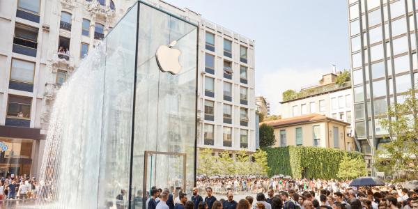 Apple takes down billboard after…