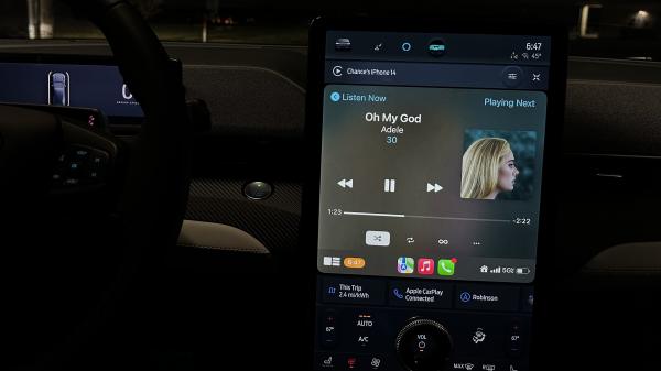 photo of iOS 16.3 fixes pesky CarPlay bug that broke Find My support in Siri image