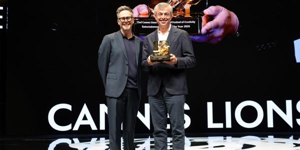 Eddy Cue accepts Entertainment Person…