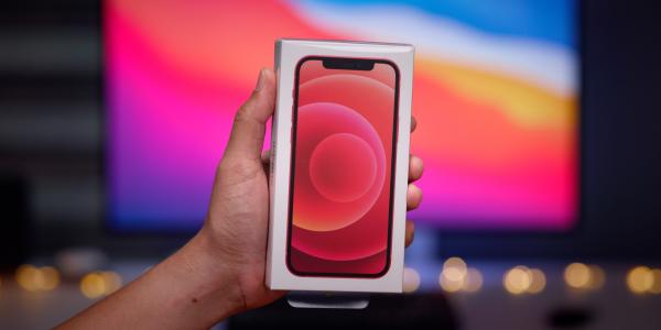 photo of Apple aware of display issues affecting some iPhone 12 models image