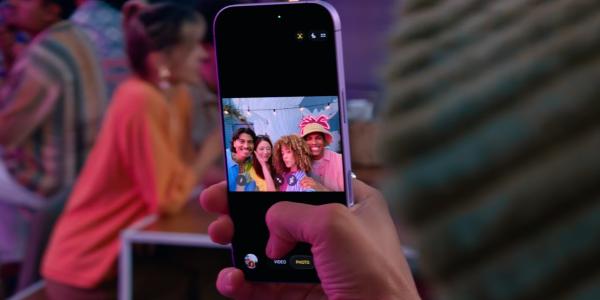 photo of iOS 26.1 will let third-party apps back up photos in the background image