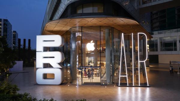 photo of Apple celebrating new iPhone launch with stunning ‘Pro’ and ‘Air’ retail art image