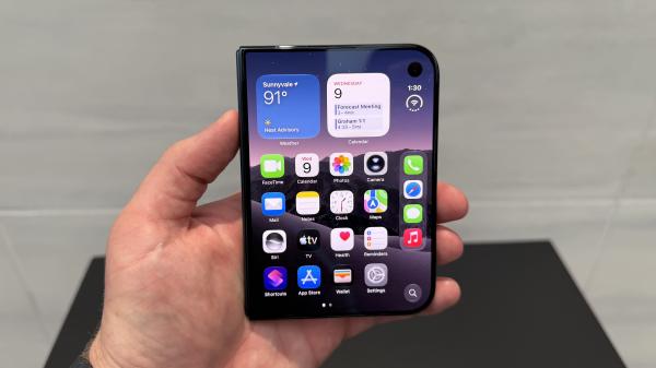 Hands-on with the foldable iPhone Duo…