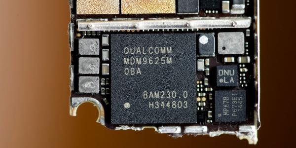 photo of Leaked emails show Apple tried to use Qualcomm modems in iPhone XS/XR, but with no success image