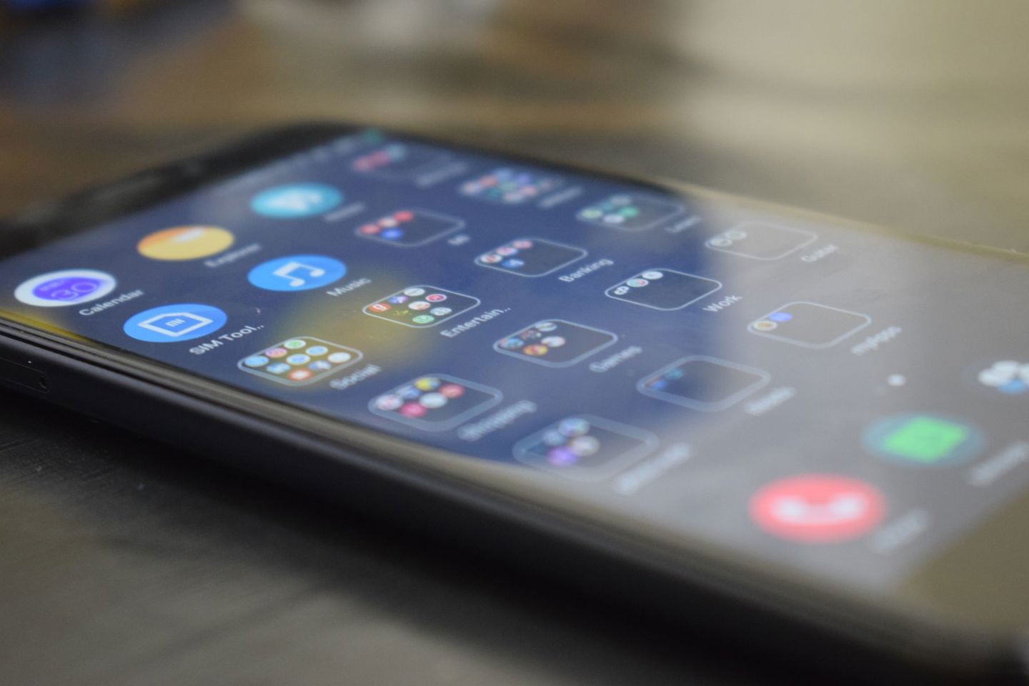 android smartphone with iPhone theme