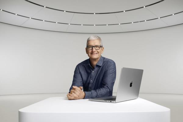 Tim Cook Thanks Shareholders on His…