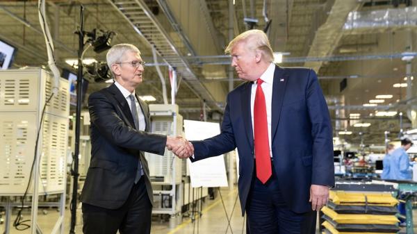 photo of At White House dinner, Tim Cook praises Trump’s ‘leadership and focus on innovation’ image