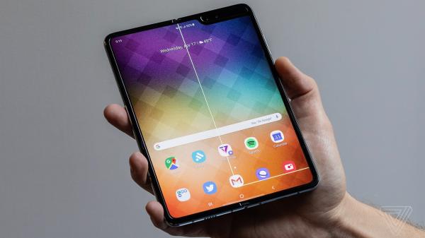 photo of Should iPhone owners envy Samsung’s Galaxy Fold? Video reveals many issues beyond screen damage image